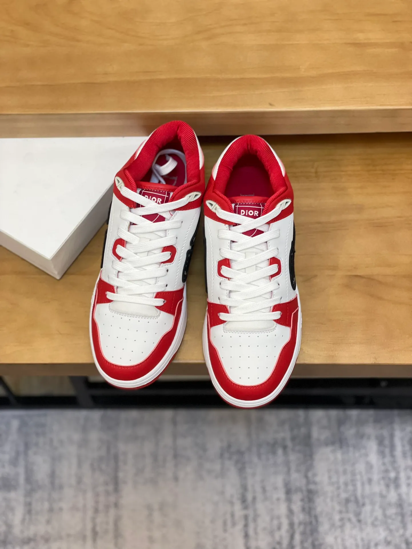 Men's shoes: 💰P440¥ Product trademark: Dior* "Dior*" high-top casual shoes Regular size: 38-44 (can be customized to 45.46) Product materials: Upper imported cowhide stitched with original fabric, breathable lining, original outsole. Number: 1006